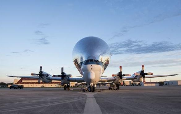 Уникальный транспортный самолет NASA Aero Spacelines B-377 Super Guppy имеет специальный грузоотсек  диаметром 25 футов и длиной 11 футов, фото сделано 3 марта 2017 года на объединенной авиабазе San Antonio-Randolph, шт. Техас 