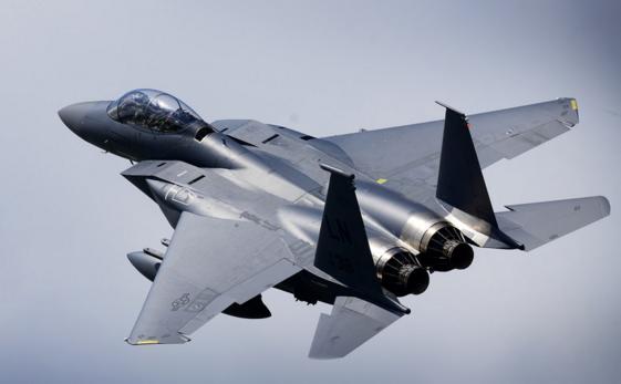 F-15E Strike Eagle 492-й истребительной эскадрильи и его двигатели, фото сделано 10 мая 2018 года в районе авиабазы Lakenheath, Англия
