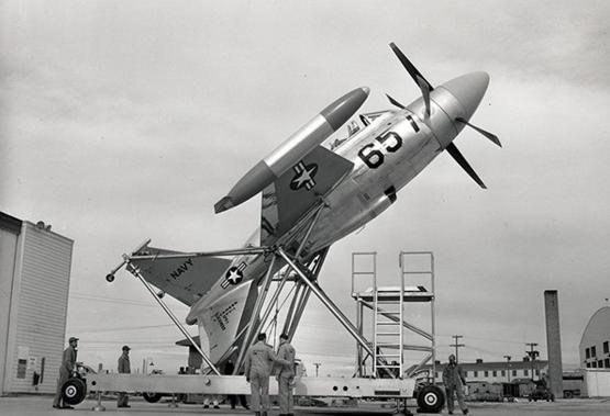 16 июня 1954 года на авиабазе Edwards совершил первый полет турбовинтовой самолет вертикального взлета и посадки  Lockheed XFV-1, управлял самолетом летчик-испытатель компании Herman “Fish” Salmon. Т.к. двигатель  Allison YT-40-A-14 не позволял совершать вертикальный взлет с обычным шасси, все 32 полета по программе были выполнены с использованием специальной платформы