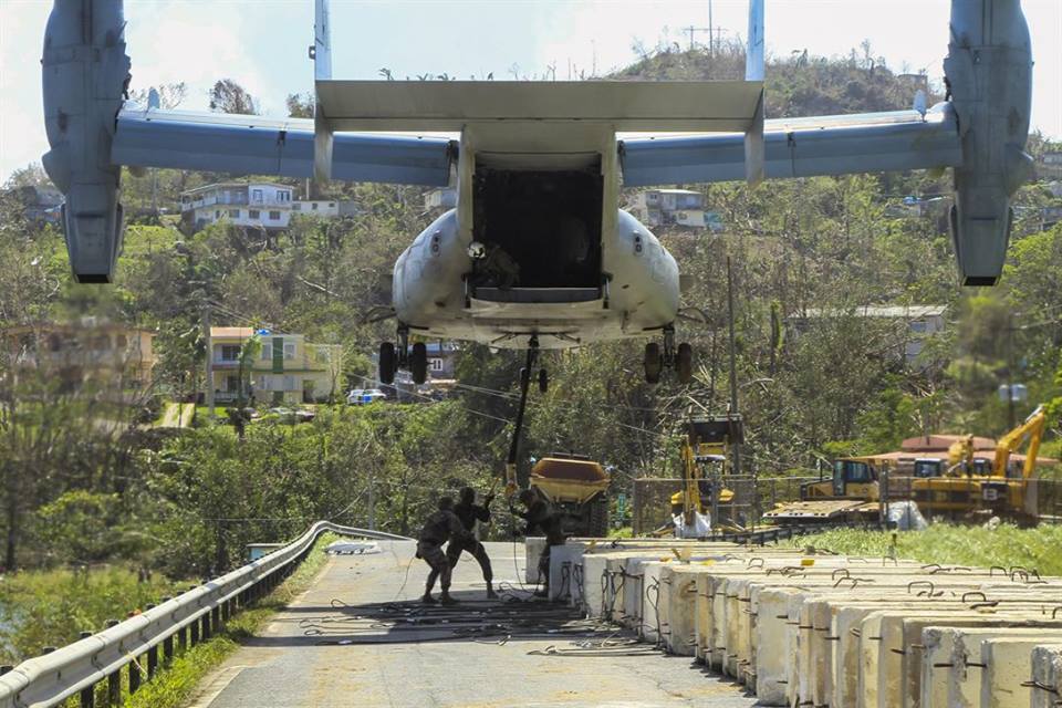 Конвертоплан MV-22B из состава 162-й средней тилтроторной эскадрильи КМП США помогает в ремонте поврежденной дамбы в Пуэрто-Рико, фото сделано 5 октября 2017 года