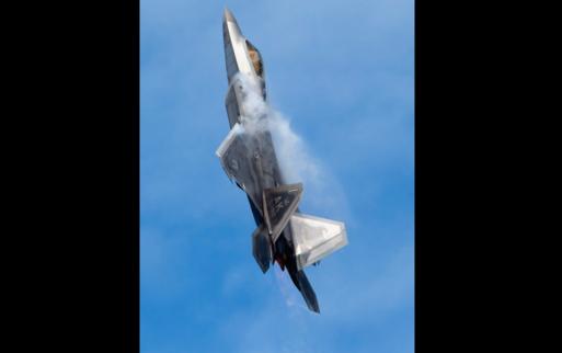 Демонстрационный пилотаж F-22 Raptor в рамках фестиваля открытых дверей Arctic Thunder, фото сделано 30 июня 2018 года над объединенной авиабазой  Elmendorf-Richardson,  Аляска