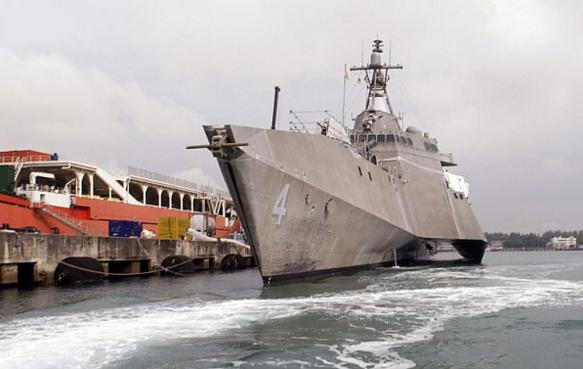 Американский боевой корабль прибрежной зоны  USS Coronado (LCS 4)  в порту CHANGI,  Сингапур, фото сделано 3 января 2017 года 