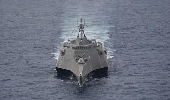 Американский боевой корабль прибрежной зоны  USS Coronado (LCS 4) бороздит просторы Южно-Китайского моря, фото сделано 1 февраля 2017 года