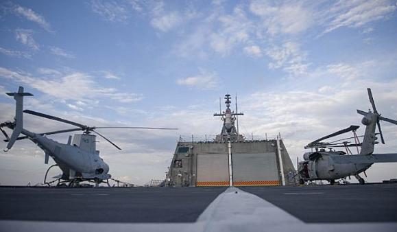 Два вертолета (беспилотный MQ-8B Fire Scout – слева, MH-60S Sea Hawk – справа) на полетной палубе боевого корабли прибрежной зоны  USS Coronado (LCS 4), фото сделано 19 марта 2017 года в Южно-Китайском море)