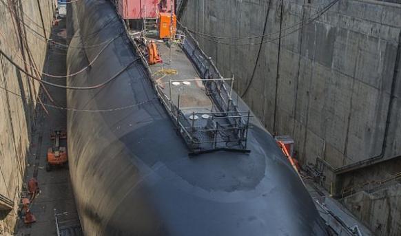 Американская стратегическая атомная подводная лодка USS Henry M. Jackson (SSBN 730), типа  Ohio, в сухом доке, фото сделано 28 августа 2017 года на судоремонтной верфи ВМБ Bangor, шт. Вашингтон