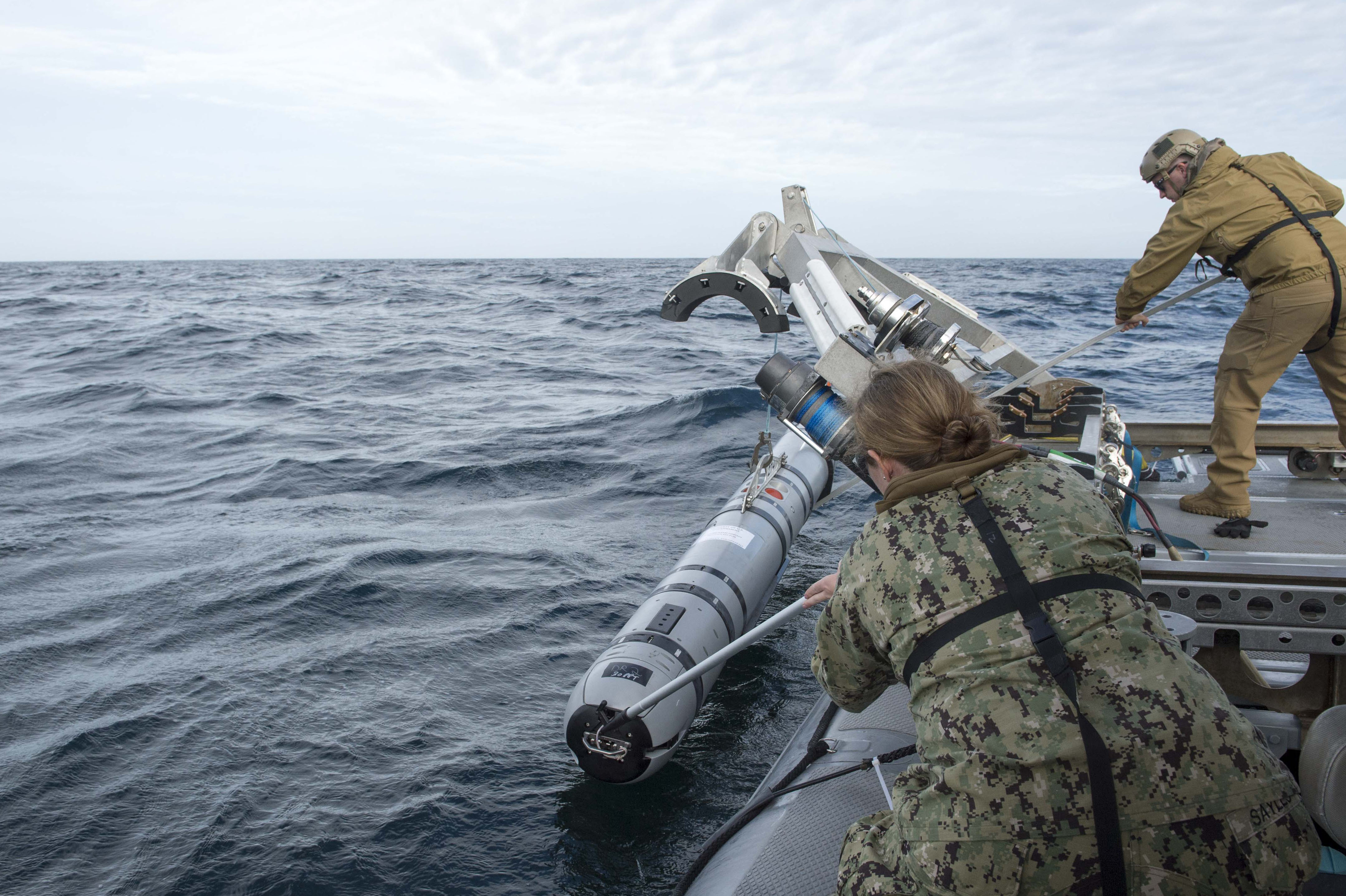 Спуск в воду автономного подводного поисково-спасательного аппарата ВМС США Mk18 Mod 2, фото сделано 6 ноября 2018 года в Атлантическом океане