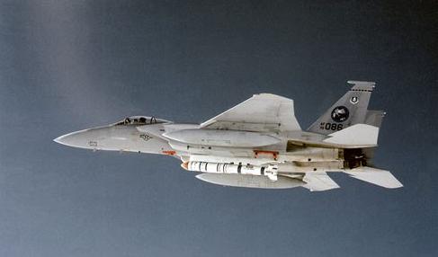 F-15 авиабазы Edwards, шт. Калифорния, с противоспутниковой ракетой ASAT, первый успешный пуск которой был выполнен 21 января 1984 года, еще в период процветания советского военного самолето- и ракетостроения, т.е. до десятилетия спасительных 90-х…