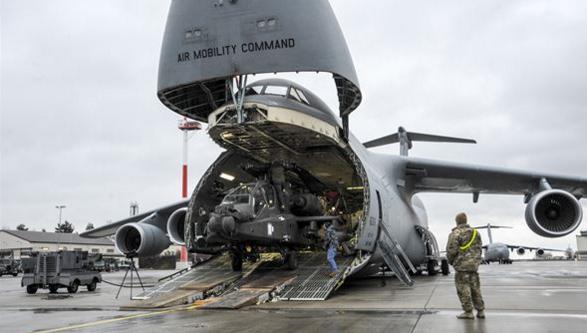 Военно-транспортные самолеты C-5M Galaxy ВВС США доставили  в Европу 4 ударных вертолета  AH-64 Apache Армии США в рамках операции Atlantic Resolve, фото сделано 22 февраля 2017 года на авиабазе Ramstein, Германия (это крупнейшее авиационное подразделение Армии США, когда-либо задействованное в операции Atlantic Resolve)
