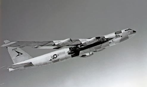 1-й из 4-х выполненных полетов гиперзвукового самолета X-15, оснащенного ракетными двигателями, на подкрыльевой подвеске самолета-лаборатории Boeing NB-52A Stratofortress (с/н 52-003A), фото сделано 10 марта 1959 года в районе авиабазы Edwards (в кабине  X-15 летчик-испытатель компании North American Aviation A. Scott Crossfield) 