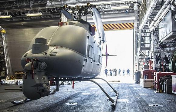 Начались испытания беспилотного вертолета MQ-8C Fire Scout  при базировании на боевом корабле прибрежной зоны типа LCS, фото сделано 27 марта 2017 года в авиационном  ангаре USS Montgomery (LCS 8) в ВМБ San Diego, шт. Калифорния