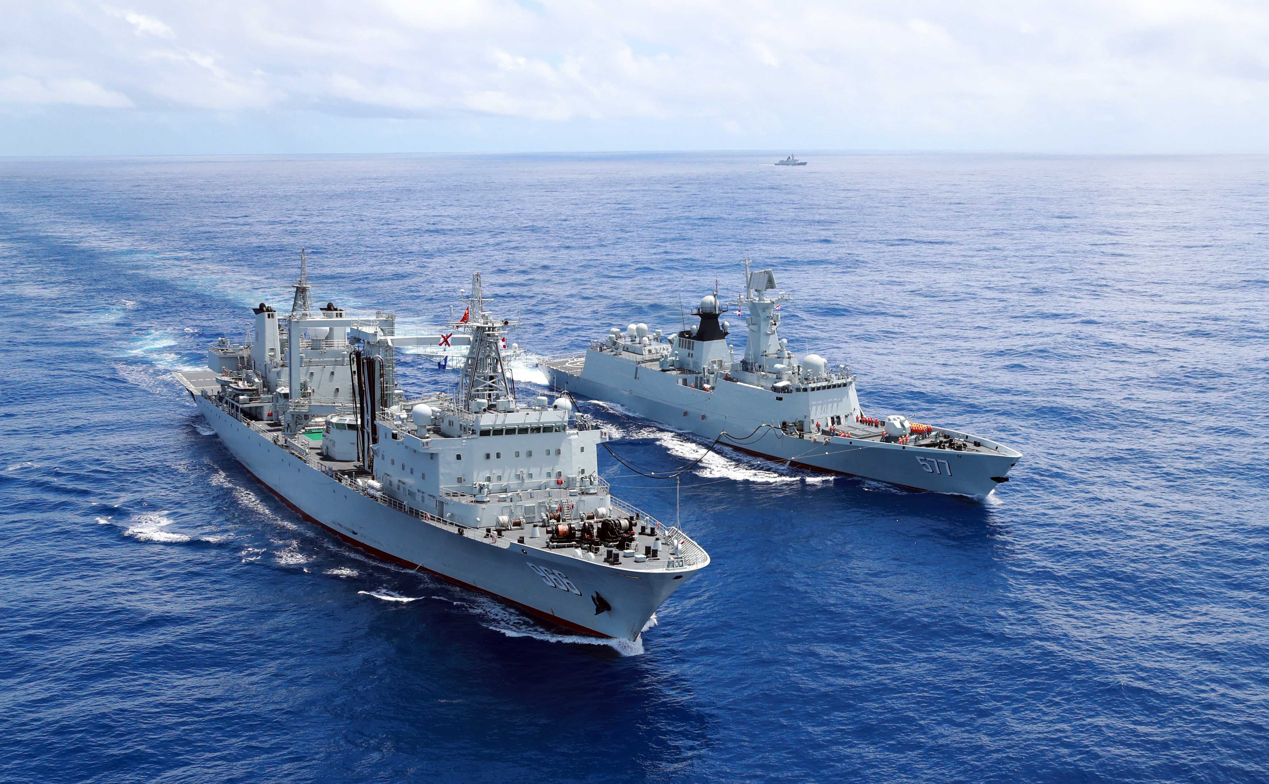 Ни один флот в мире не обладает уникальными российскими технологиями дозаправки боевых кораблей в море из зада в зад … Вот и китайские корабли (судно обеспечения  Gaoyouhu, б/н  966 - слева, фрегат УРО Huanggang, б/н  577 - справа) дозаправляются «по-американски», борт-борт, и с дымом из высокой трубы у них что-то не то, фото сделано 6 апреля 2017 года в Аденском заливе