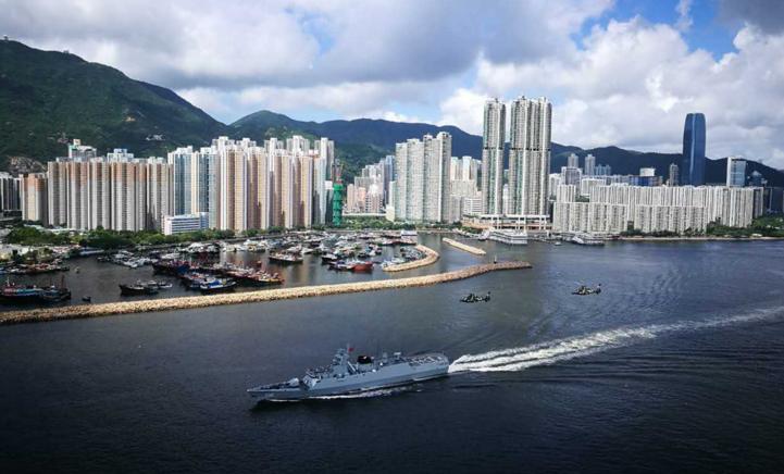 Два китайских фрегата УРО Huizhou и  Qinzhou и 3 вертолета гарнизона  НОАК в Hong Kong  провели патрульную операцию в китайском особом административном районе Hong Kong, фото сделано  6 июня 2017 года