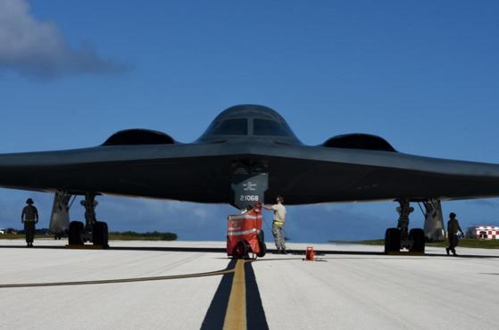 B-2 Spirit на Гуаме (в соответствии с планом Стратегического командования США в Азиатско-Тихоокеанский регион перебазировано 3 бомбардировщика-невидимки и около 200 авиаторов), фото сделано 8 января 2018 года на авиабазе Andersen 