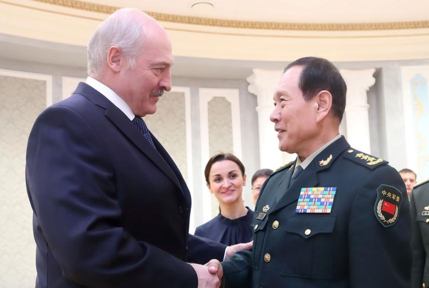 Президент Беларуси Alexander Lukashenko встретился в Минске с министром обороны Китая генералом  Wei Fenghe, фото сделано 6 апреля 2018 года
