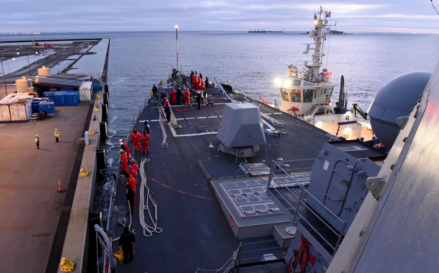 Американский эсминец USS Gravely (DDG 107), выполняющий в настоящее время функции флагманского корабля 1-й постоянной морской группы НАТО в зоне ответственности 6-го флота США идет на Балтику, 10 января он зашел с плановым визитом в  Copenhagen, Дания