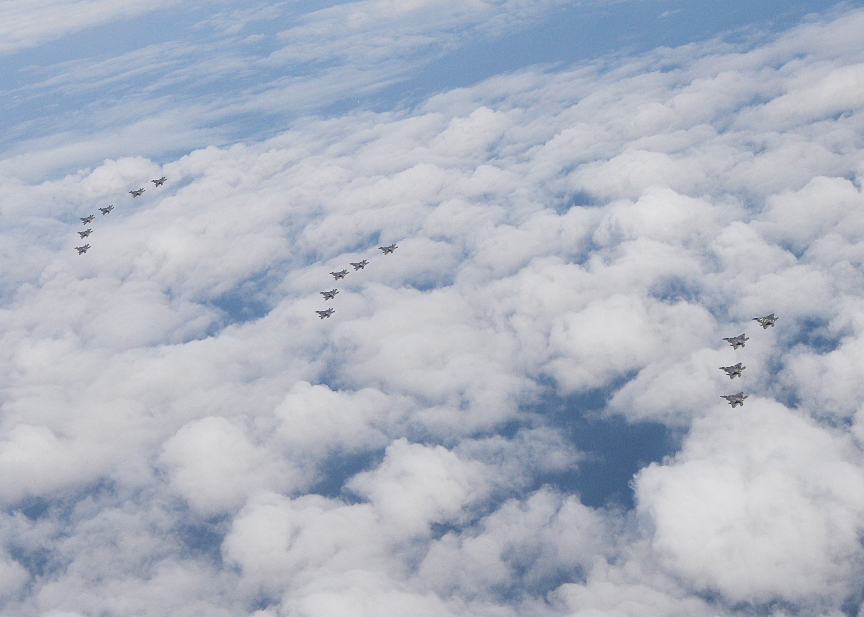 Демонстрация воздушной мощи 95-й истребительной эскадрильи авиабазы Tyndall, шт. Флорида: 15 F-22 Raptor над Мексиканским заливом, фото сделано 5 ноября 2015 года