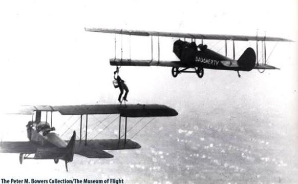 Первая в мире дозаправка в воздухе состоялась 12 ноября 1921 года: Wesley May перешел с крыла одного самолета на крыло другого с 5-галлоной канистрой, привязанной к его спине…