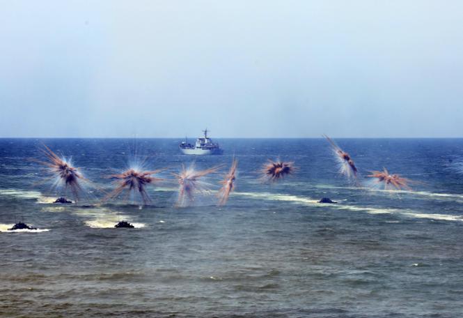 Применение китайскими боевыми машинами морской пехоты типа 05А дымовых маскировочных выстрелов во время операции по высадке на берег, фото сделано 26 августа 2017 года на побережье южной китайской провинции Guangdong 
