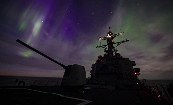 Северное сияние над американским эсминцем USS Oscar Austin (DDG 79), выполняющим задачи боевой службы за Северным полярным кругом в зоне ответственности Европейского командования и 6-го флота США, фото сделано 5 сентября 2017 года 