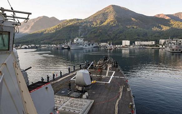 Прибытие  американского эсминца USS Donald Cook (DDG 75), типа Arleigh Burke, в турецкий порт Aksaz для участия в проводимом Турцией учении морских сил НАТО Dogu Akdeniz, фото сделано 7 ноября 2017 года