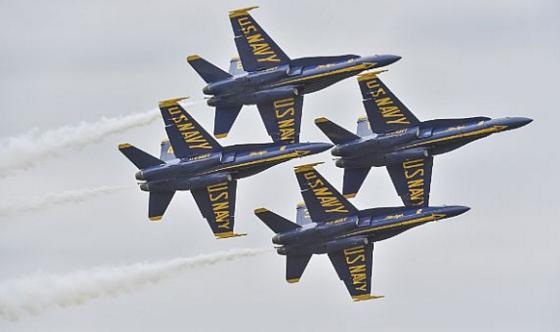 Увидеть Blue Angels и… продолжать гордиться, что уже более 20 лет дурачишь соотечественников уникальностью своего второсортного стрижино-соколиного пилотажа, фото сделано 2 сентября 2017 года на авиашоу Thunder Over Michigan 2017 в Belleville, шт. Мичиган