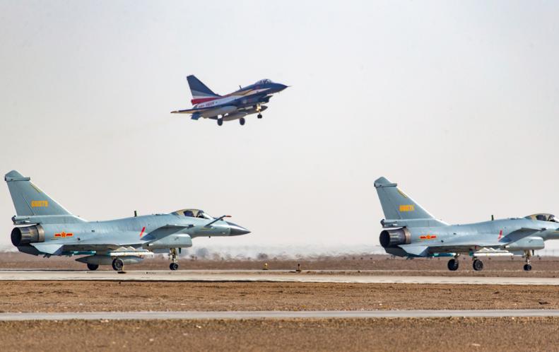 Демонстрационно-пилотажная группа ВВС НОАК Bayi 6 ноября вылетела из Китая в ОАЭ для участия в авиашоу Dubai 2017, в составе группы 7 истребителей J-10 и 2 военно-транспортных самолета IL-76, на обратном пути группа выступит в Пакистане