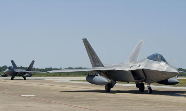 Американские F-22 Raptor, разворачиваемые в Европе, успешно возвратились домой, посетив авиабазы  Lakenheath, (Англия), Mihail Kogalniceanu (Румыния) и Šiauliai (Литва), фото сделано 8 мая 2016 года на авиабазе Tyndall.