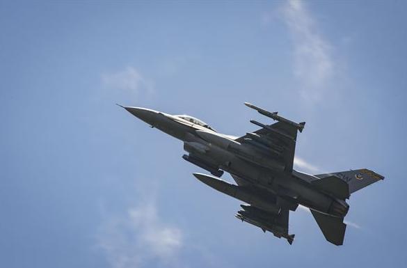 Маленький «устаревший» истребитель F-16 Fighting Falcon, с одним двигателем, на практике поднимет в воздух вооружения «не меньше», чем новейший грозный огромный  2-двигательный бомбардировщик Су-34 «на бумаге» (но все равно «Мы могём…»), фото сделано 19 мая 2016 года над учебным стрелково-бомбардировочным полигоном авиабазы Moody, шт. Джорджия