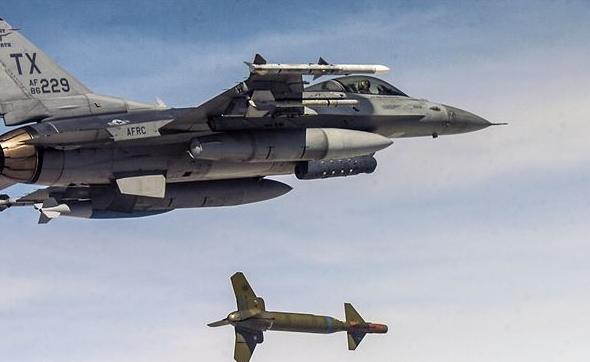 F-16 Fighting Falcon сбрасывает авиабомбу GBU-24 в ходе серии испытаний Combat Hammer, фото сделано 2 мая 2017 года над испытательно-учебным полигоном Utah