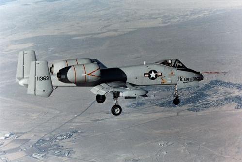 Прототип штурмовика YA-10A Thunderbolt II компании Fairchild Republic 10 мая 1972 года выполнил свой первый полет, управлял машиной главный летчик-испытатель компании Howard “Sam” Nelson, 2-двигательный 2-килевой ударный самолет был разработан специально вокруг 30-мм роторной пушки GAU-8 Avenger 