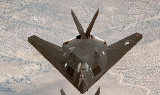 ВВС США 25 мая 1999 года завершили испытания F-117 по программе  SCF (Single Configuration Fleet), обеспечившей единую методику нанесения радиопоглощающего покрытия, что значительно сократило стоимость и трудоемкость технического обслуживания флотилии этих самолетов, фото сделано в районе авиабазы  Edwards, шт. Калифорния