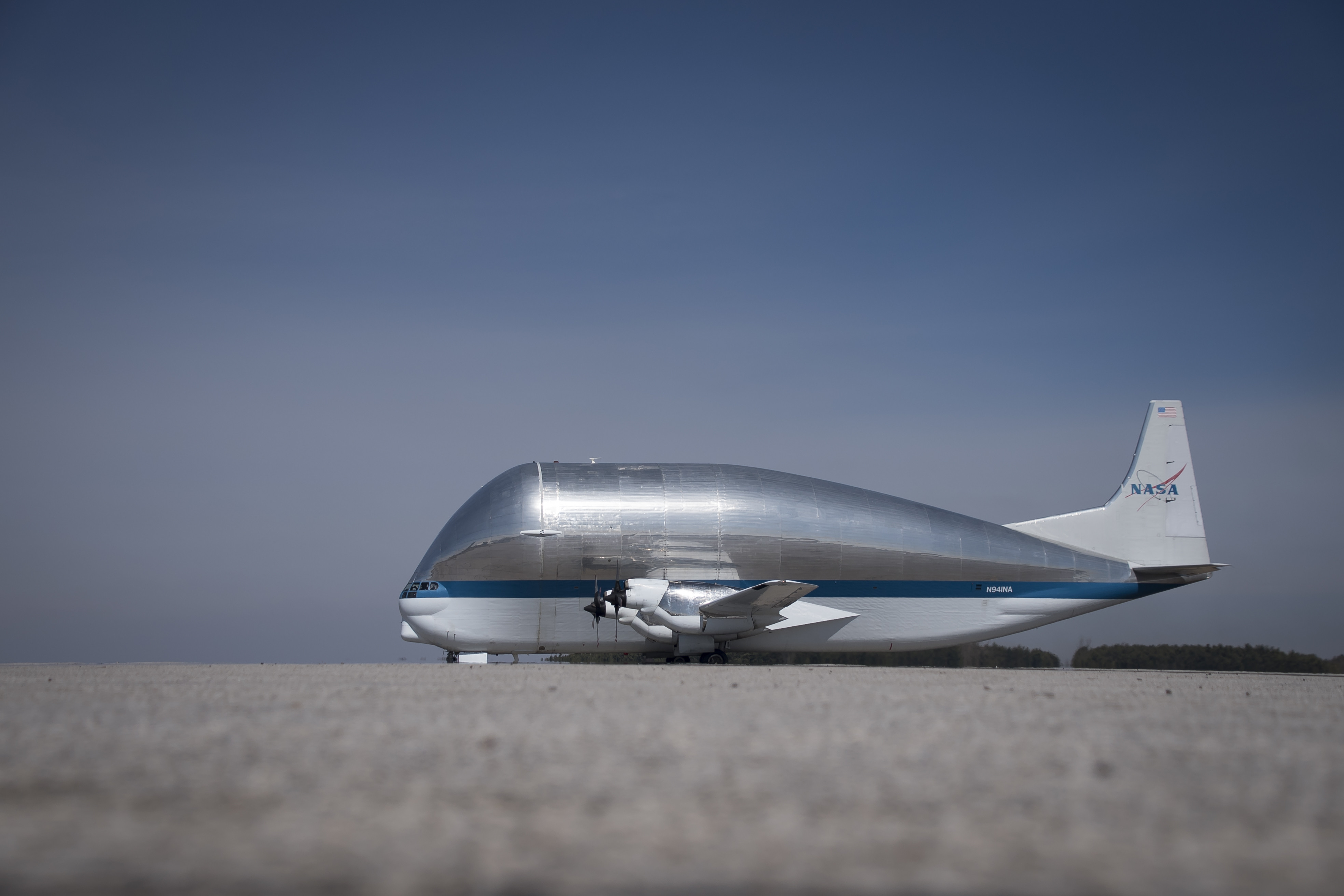 Super Guppy – самолет Агентства NASA для транспортировки элементов конструкций космических станций и кораблей на аэродроме АБ 179-го авиационного военно-транспортного крыла  ВВС США Mansfield,  шт. Огайо, фото сделано 22 марта 2020 года 
