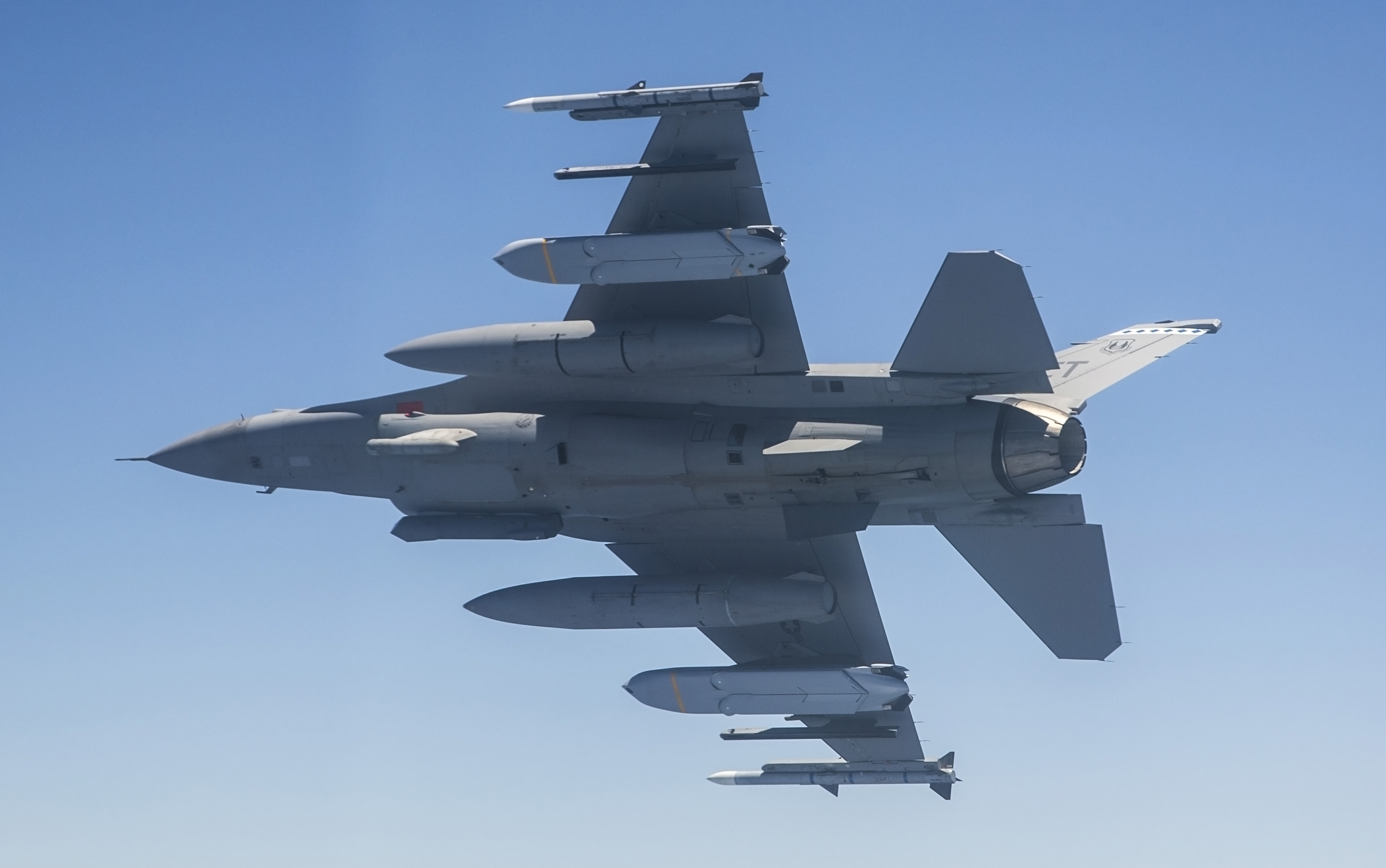 F-16   40-й испытательной эскадрильи АБ Eglin, шт. Флорида, модернизированный по программе OFP M7.2+, с двумя крылатыми ракетами  большой дальности  JASSM-ER и двумя AIM-120D AMRAAM, фото сделано 25 июля 2018 года над полигоном  АБ Eglin