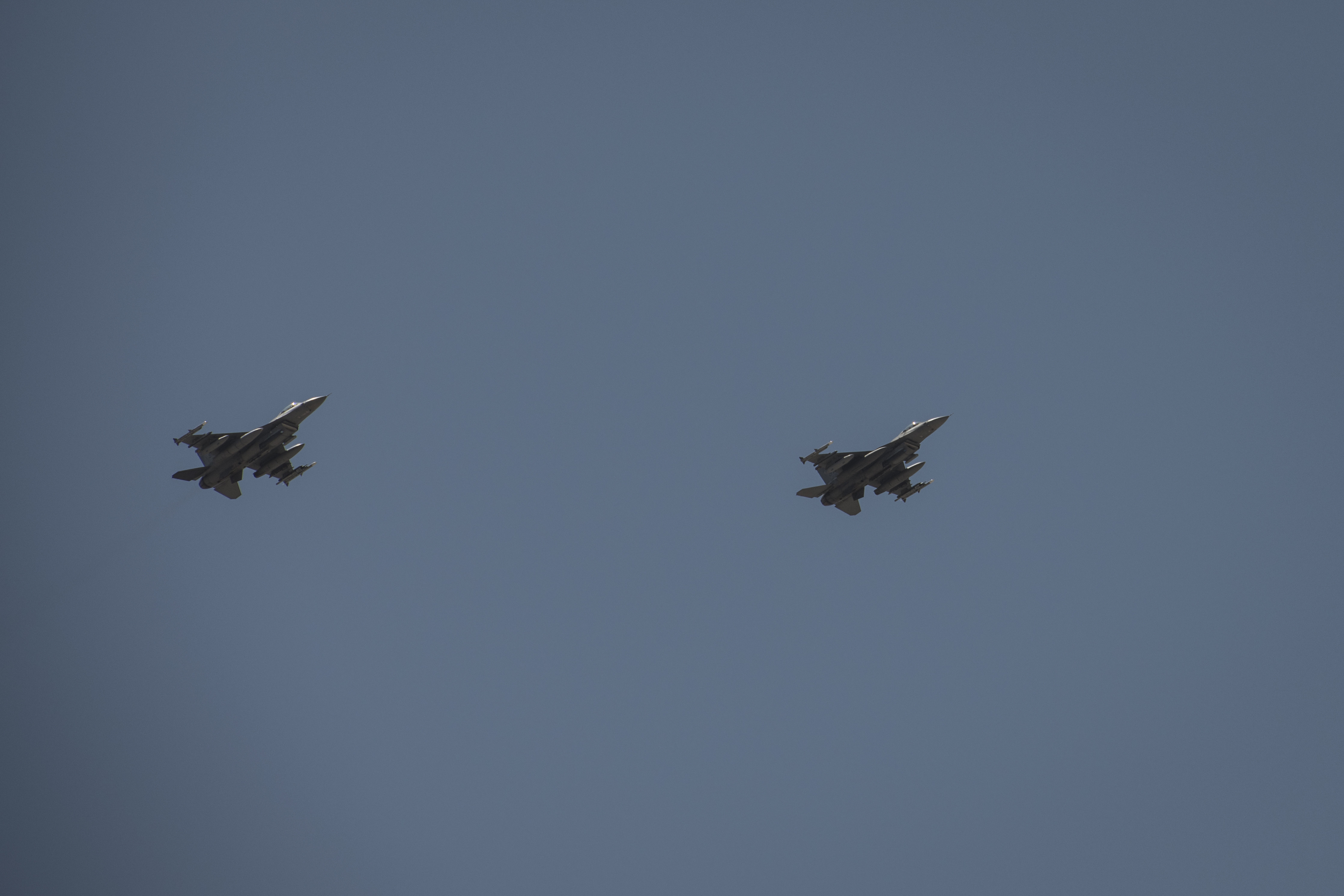 Пара F-16  Viper  79-й экспедиционной эскадрильи ВВС США над неназываемым районом в зоне ответственности Центрального командования США  (в испытаниях Viper  в условиях реальной боевой обстановки принимали участие 6 машин), фото сделано 14 февраля 2020 года
