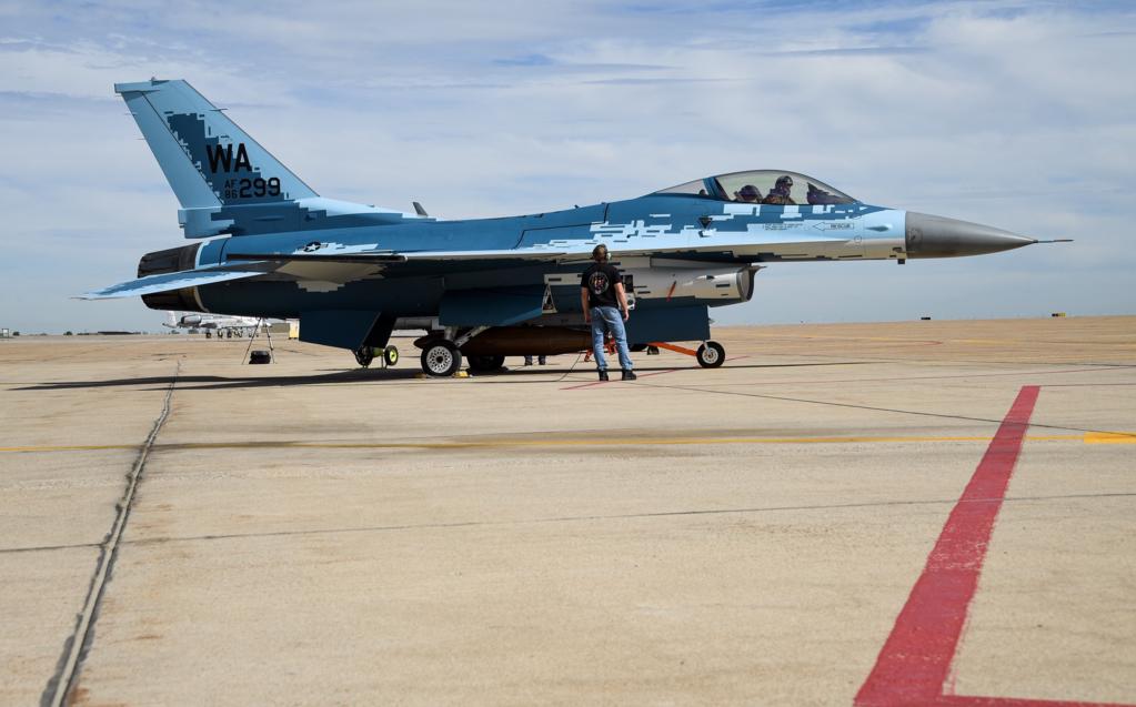 Новая схема окраски F-16 Fighting Falcon  64-й эскадрильи «агрессора»,  получившая название  «ghost» или «spooky», фото сделано 3 июня 2020 года на АБ  Hill, шт. Юта