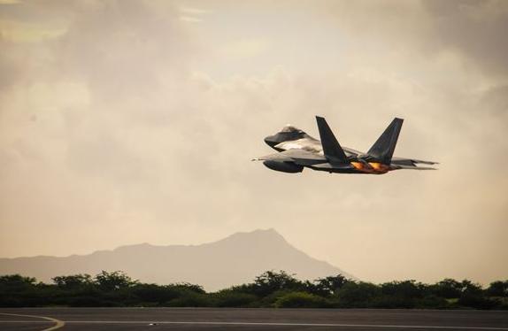Взлет F-22 Raptor ВВС Национальной гвардии Гавайев для перебазирования в ЗО Центрального командования США, фото сделано 26 сентября на  объединенной базе  Pearl  Harbor-Hickam