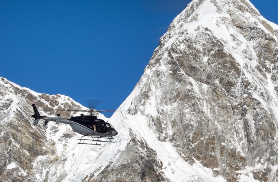 Новый Bell 407GXP в демонстрационном полете в районе Эвереста в Непале, фото сделано 12 ноября 2015 года.