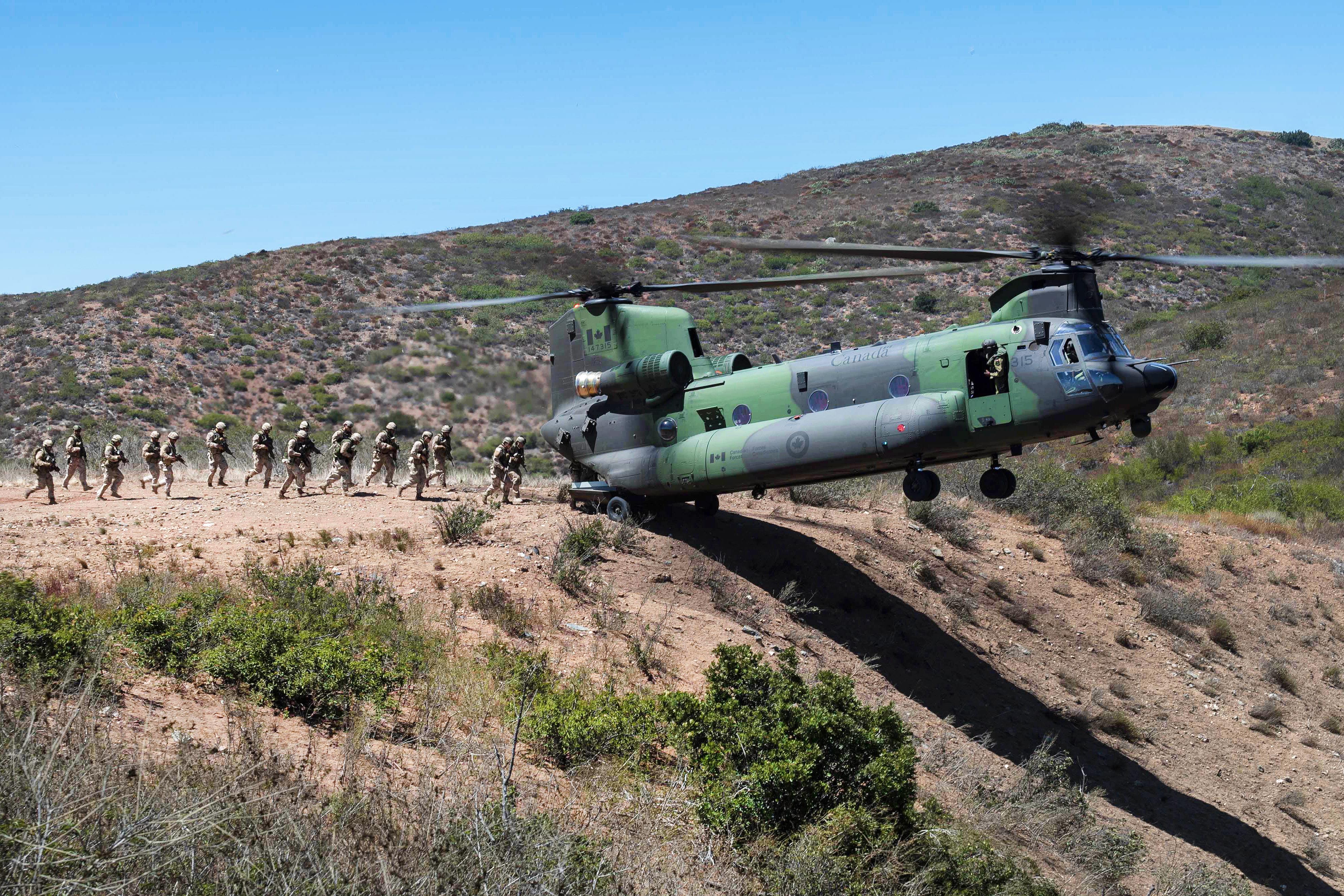 Погрузка-выгрузка балансирующего CH-147F Chinook ВВС Канады в рамках учения Rim of the Pacific 2016, фото сделано 15 июля 2016 года в районе базы Camp Pendleton, шт. Калифорния