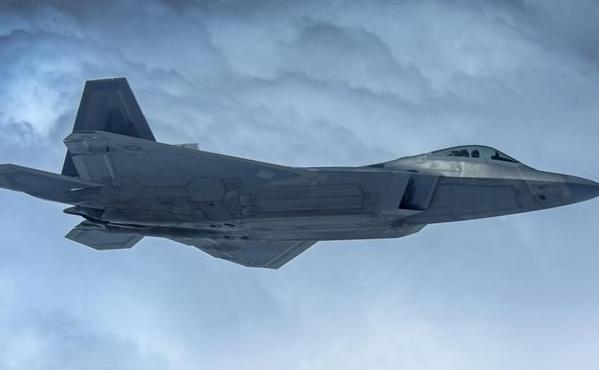 F-22A Raptor 27-й истребительной эскадрильи выполняет полет по программе учения  Red Flag 16-3, фото сделано 27 июля 2016 года над испытательно-учебным полигоном в Неваде 