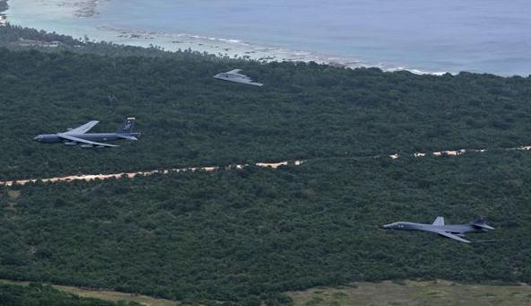 ВВС США провели первую в истории совместную интегрированную бомбардировочную операцию B-52 Stratofortress, B-1B Lancer и B-2 Spirit (ранее эти бомбардировщики наносили удары исключительно раздельно по типам), продемонстрировав приоритетную важность Индо-Азиатско-Тихоокеанского региона, занимающего 52% территории Земного шара,  для Стратегического командования США, фото сделано 17 августа 2016 года в районе авиабазы Andersen, Гуам