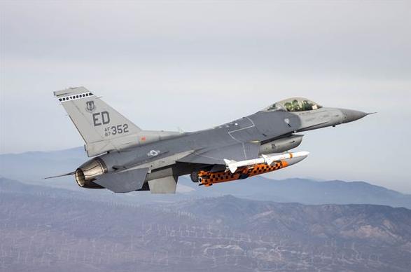 F-16 Fighting Falcon 416-й эскадрильи летных испытаний ВВС США с норвежской крылатой ракетой JSM перед сбросом на полигоне в штате Юта