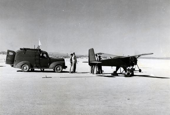 75 лет назад, 15 ноября 1941 года, США провели первое испытание «летающей бомбы» (барражирующего боеприпаса) General Motors A-1. Беспилотный моноплан с двигателем 200 л.с был оснащен программной и радио-дистанционной системами управления, после старта с рельсовой направляющей он набрал скорость 97 миль/ч, однако, вскоре упал и разбился. Фото сделано на авиабазе Edwards, шт. Калифорния.