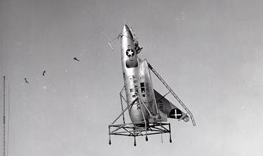 Первому реактивному колоколу 60  (!) лет, и он не был советским (российским): 28 ноября 1956 года летчик-испытатель Pete Girard, после выполнения горизонтального взлета перевел экспериментальный летательный аппарат  Ryan X-13 Vertijet  в вертикальное зависание, а затем восстановил горизонтальный полет и выполнил обычную посадку, фото сделано 24 октября 1956 года на южной площадке авиабазы Edwards при отработке режима вертикального взлета 
