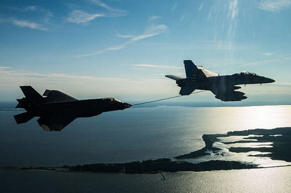 F-35C 23-й эскадрильи флотских испытаний и оценок осуществил заправочный контакт в воздухе с истребителем F/A-18, фото сделано 26 июня 2018 года над Атлантическим океаном