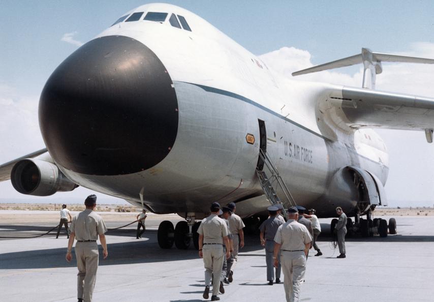 16 августа 1970 года военно-транспортный самолет Lockheed C-5A  совершил беспосадочный   полет  без дозаправки в воздухе продолжительностью 20 ч 29 мин, полет начался и завершился на АБ Edwards, шт. Калифорния, и проходил вдоль границ континентальной части США