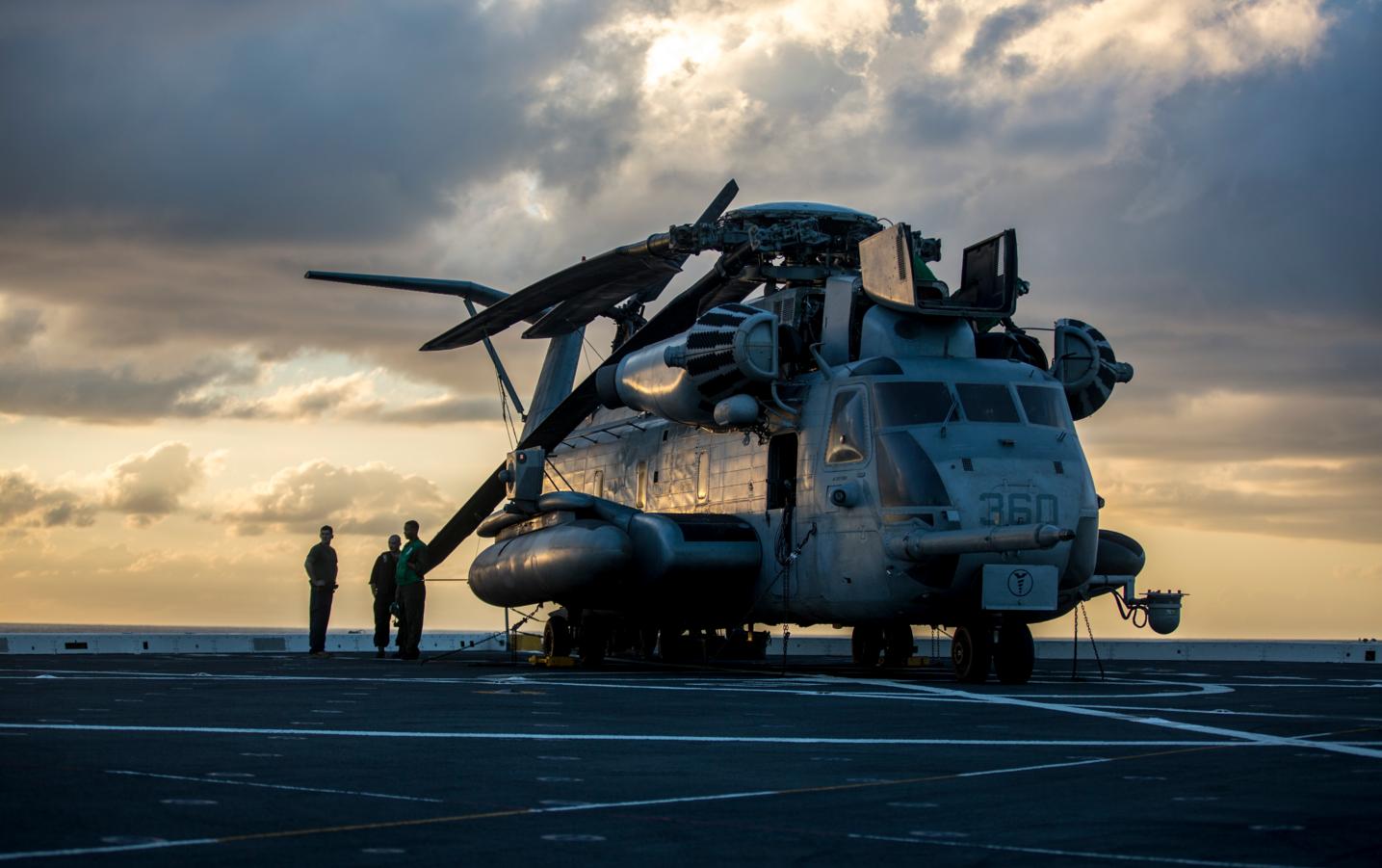 Вертолет CH-53E Super Stallion 462-й эскадрильи морских тяжелых вертолетов КМП США на летной палубе десантно-транспортного корабля USS Somerset, типа San Antonio, фото сделано 16 ноября 2018 года в Тихом океане