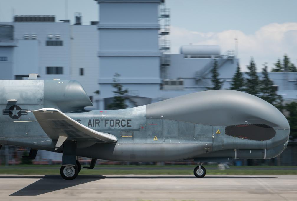 Беспилотный летательный аппарат 69-й разведывательной группы ВВС США RQ-4 Global Hawk  приземлился на АБ Yokota, Япония, фото сделано 5 августа 2019 года (подразделение Global Hawk перебазировалось с АБ Andersen, Гуам, в Японию на период плохих погодных условий на Гуаме)