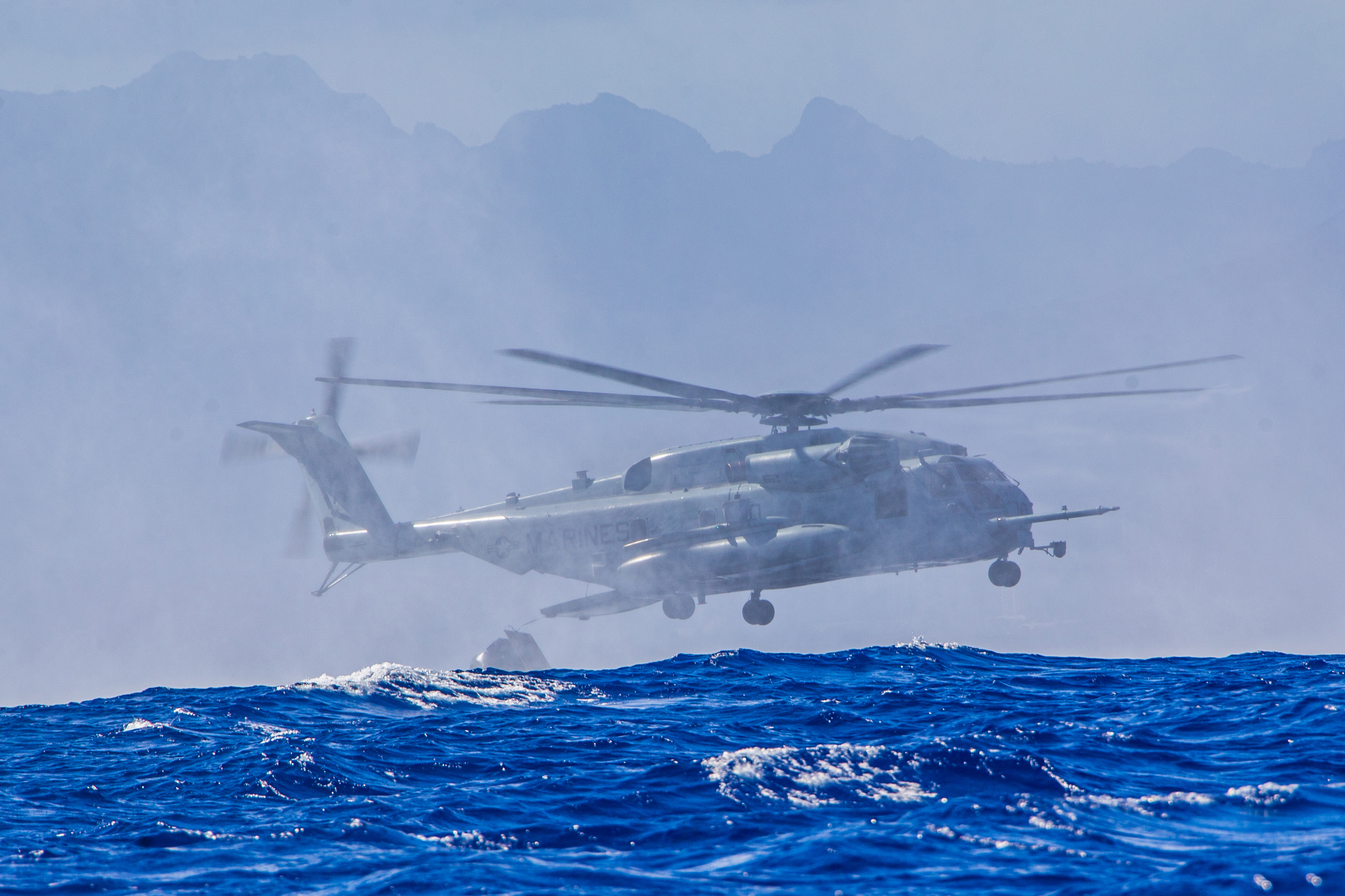 «Легко зависнуть над водой»: тяжелый  CH-53E Super Stallion 463-й тяжелой вертолетной эскадрильи КМП США, фото сделано 30 июня 2020 года у побережья острова  Oahu,  Гавайи