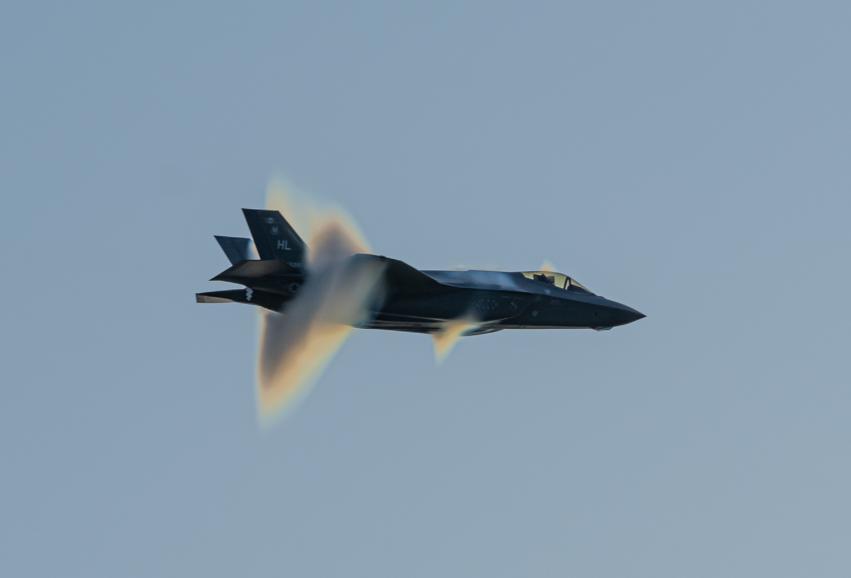 Преодолевая звук: F-35A  на аэрошоу Cedar Creek Lake, шт. Техас,  4 июля 2020 года (за штурвалом пилот и командир демонстрационно-пилотажной группы  F-35  ВВС США капитан Kristin Wolfe)