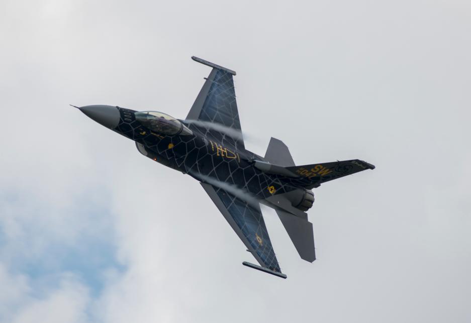 F-16 Viper  одноименной демонстрационно-пилотажной группы ВВС США над АБ Shaw, шт. Южная Каролина,  машиной управляет  майор  Garret Schmitz,  фото сделано 16 июля 2020 года